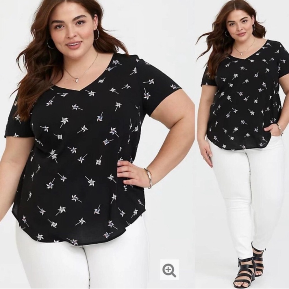 Torrid Abbey challis pinwheel tie back blouse.